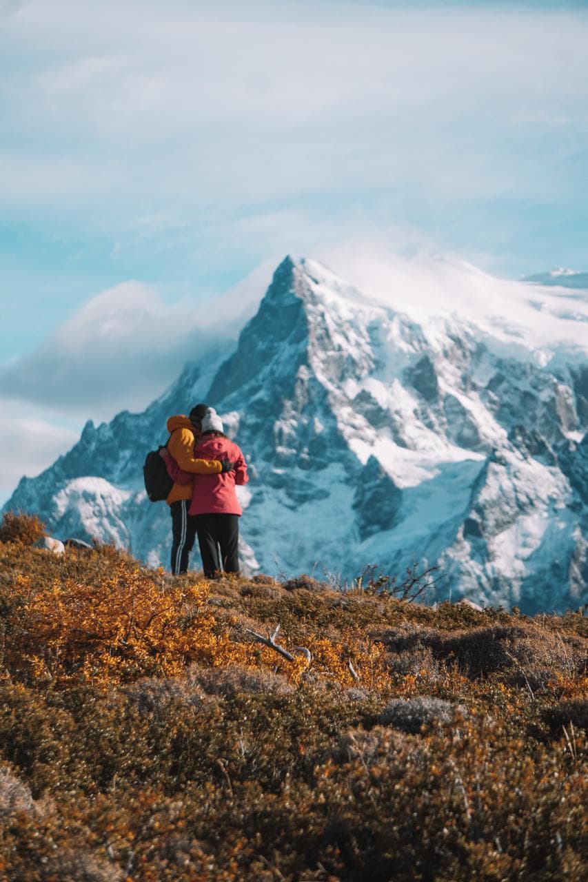 Pedro e Bruna sentados na Madalena